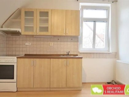Praha / Jinonice, byt 2+KK (43 m2) v podkroví rodinného domu