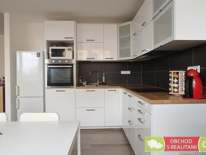 Praha  Braník, moderní byt 3+1 s lodžií a komorou
