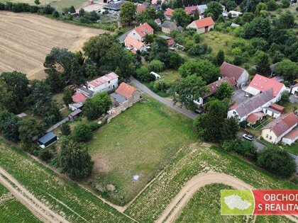 Předmětem pronájmu je pozemek o celkové výměře 1.745 m2 v obci Limuzy.