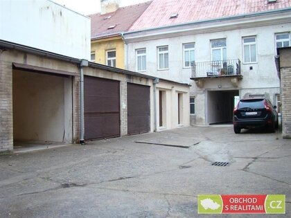 Praha  Karlínské náměstí, garáž k pronájmu